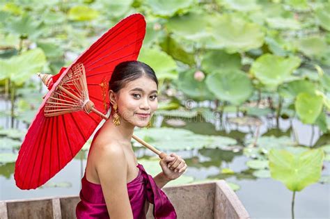  Drie Toveressen en de Lotusbloem - Een Verborgen Schat van Vietnamees Mysterie en Magische Realiteit